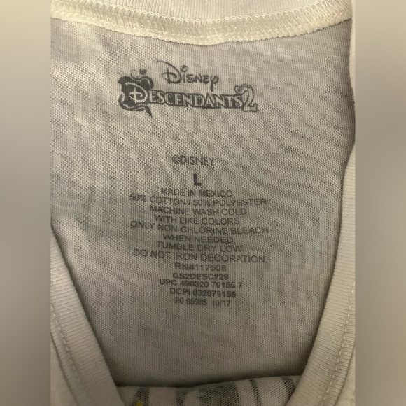 RARE Disney Descendants2 future queen T-shirt top-L - Picture 3 of 4